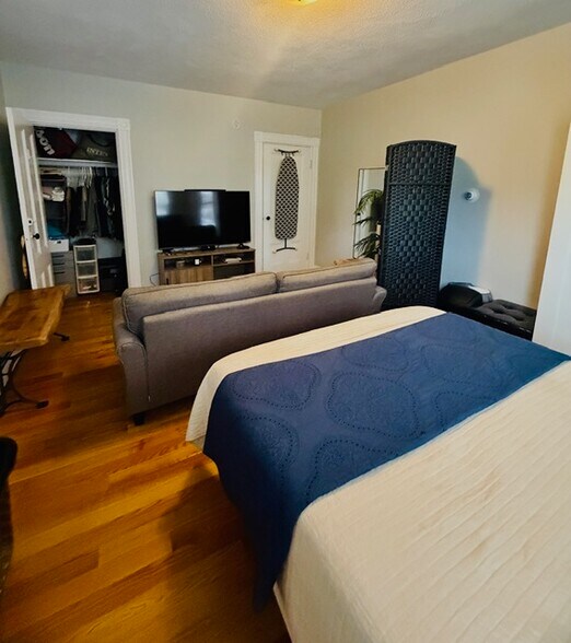 Building Photo - 48 Cook St