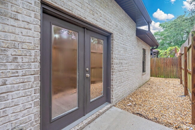 Building Photo - 518 Sibert Ave