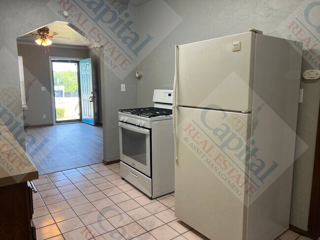 Building Photo - Charming 2 Bedroom