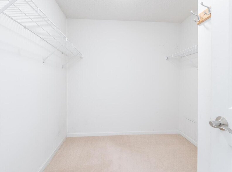 Large walk-in closet - 6165 Chasewood Pky