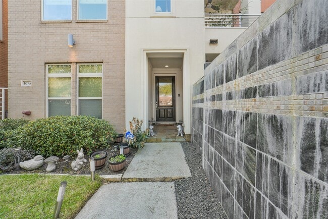 Building Photo - 5425 Hidalgo St