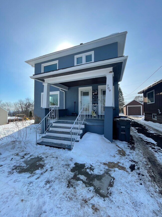 Building Photo - 709 Lincoln Pky