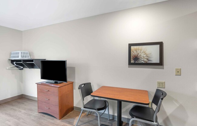 Building Photo - Furnished Studio-Springfield - South - Bat...