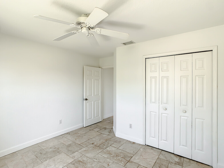 Guest Bedroom - 2040 King Tarpon Dr