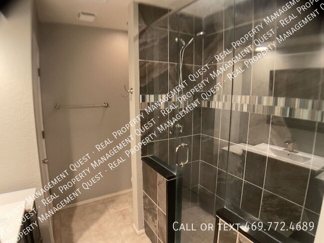 Building Photo - 3433 Country Club Dr