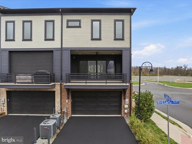 Building Photo - 20305 Savin Hill Dr