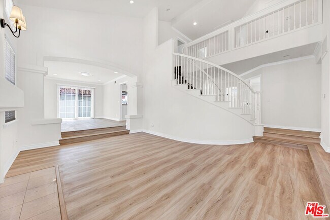 Building Photo - 5532 Angelus Ave