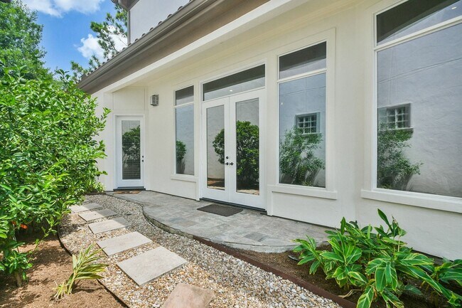 Building Photo - 2702 Tudor Manor