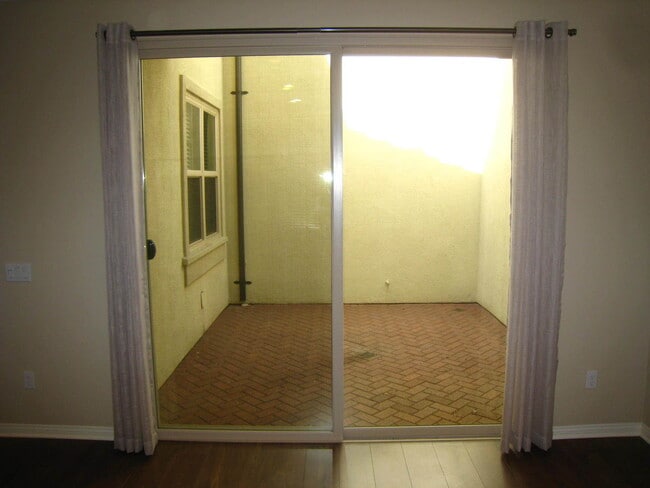 Building Photo - Prestigious 2 Bed 2.5 Bath Two Story Condo