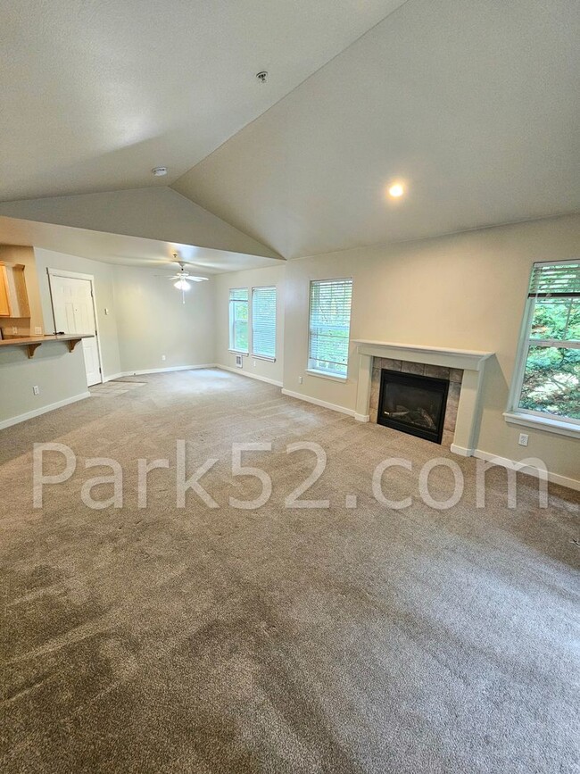 Building Photo - $500 Off 1st Full Month! 3 Bedroom Upper L...