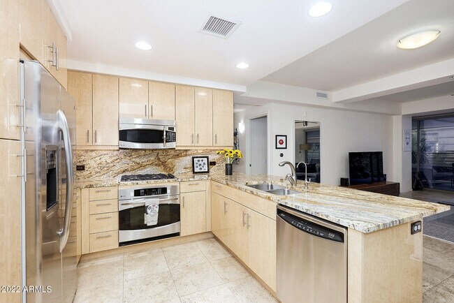 Building Photo - 7117 E Rancho Vista Dr