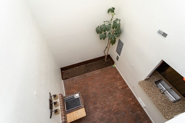 Building Photo - Beautifully Maintained Townhome with Fantastic Amenities