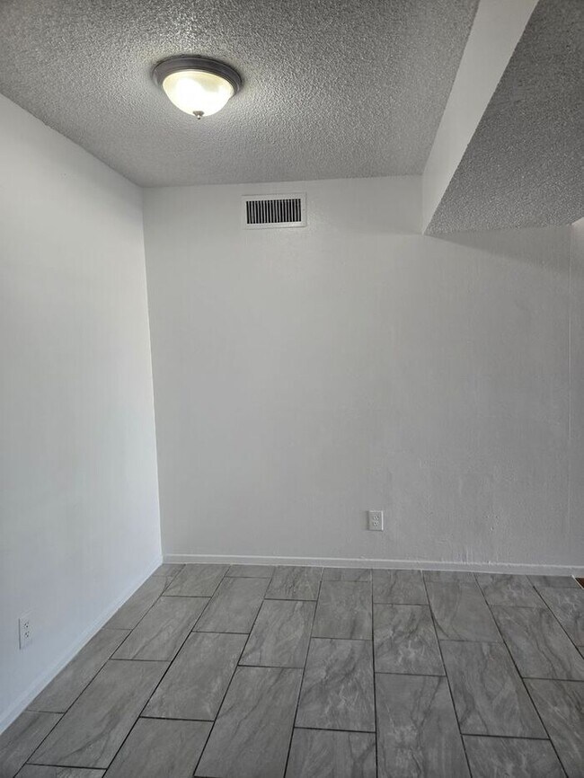 Building Photo - Spacious 3 bed, 2 bath upstairs, condo in ...