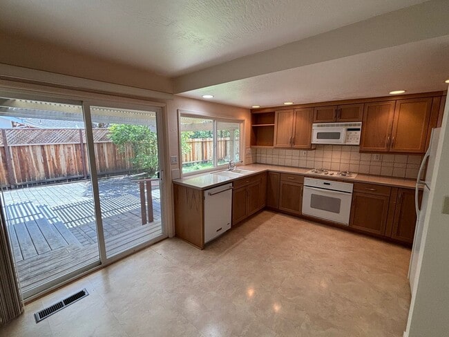 Building Photo - Single Level 3 Bedroom 2 Bathroom Bennett Valley Home with large private backyard