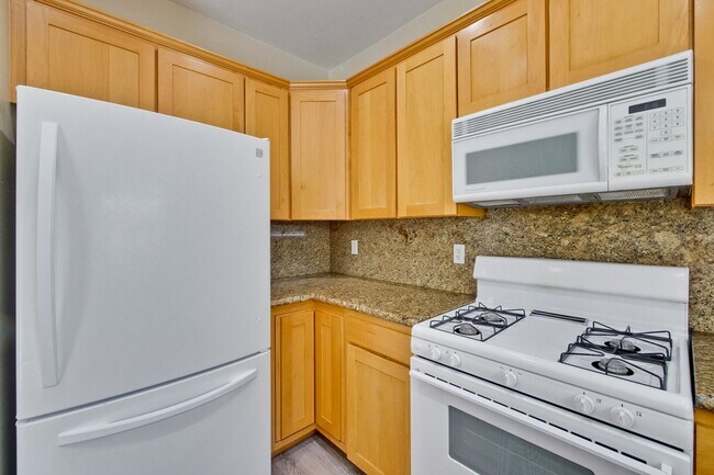 Building Photo - Awesome Home Located in a Quiet Tree Line Neighborhood