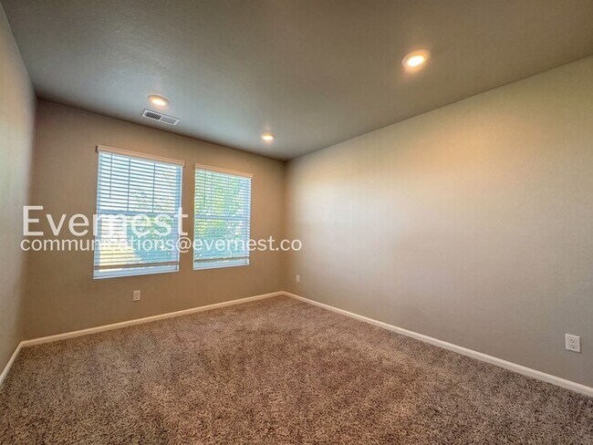 Building Photo - 3 Bed/2.5 Bath Townhome with Garage / Available Now!