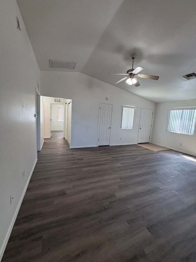 Building Photo - 2109 E Pinal Vista
