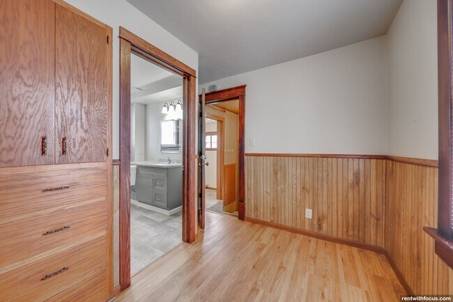 Building Photo - 211 Oak St