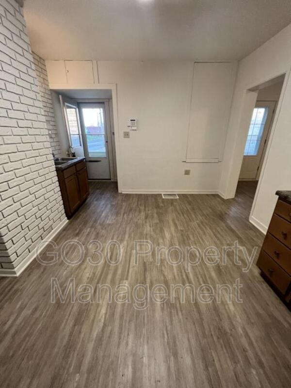 Building Photo - 403 Steel St