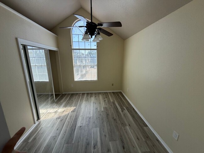 Building Photo - 310 Settlers Park Dr