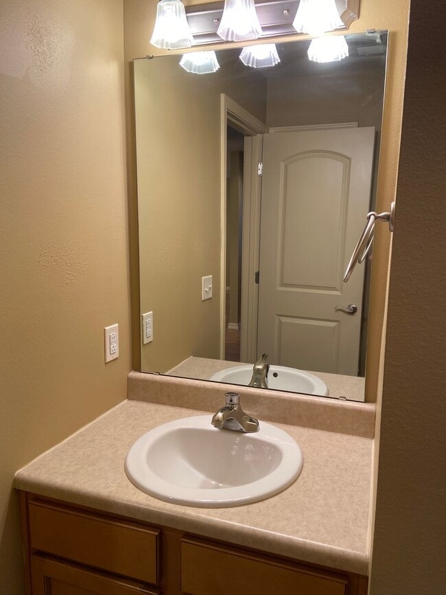Building Photo - Condominium in Sycamore Ridge