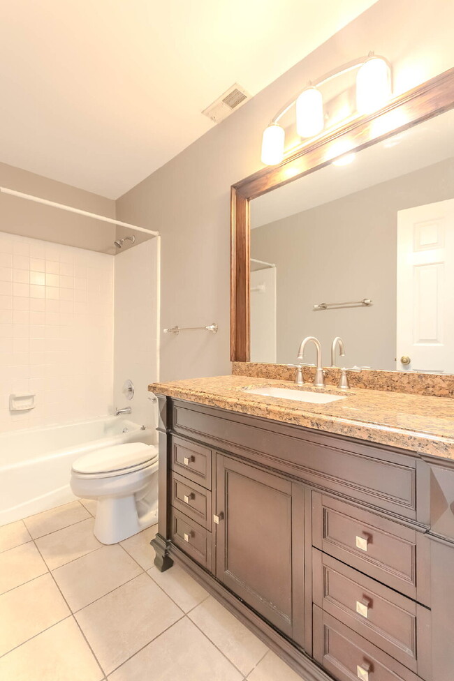 Building Photo - Fantastic Brentwood Location! Community po...