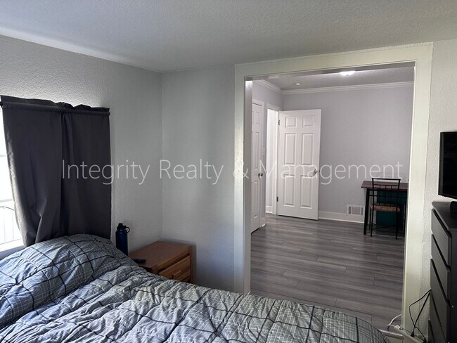 Building Photo - 901 S Alcott St