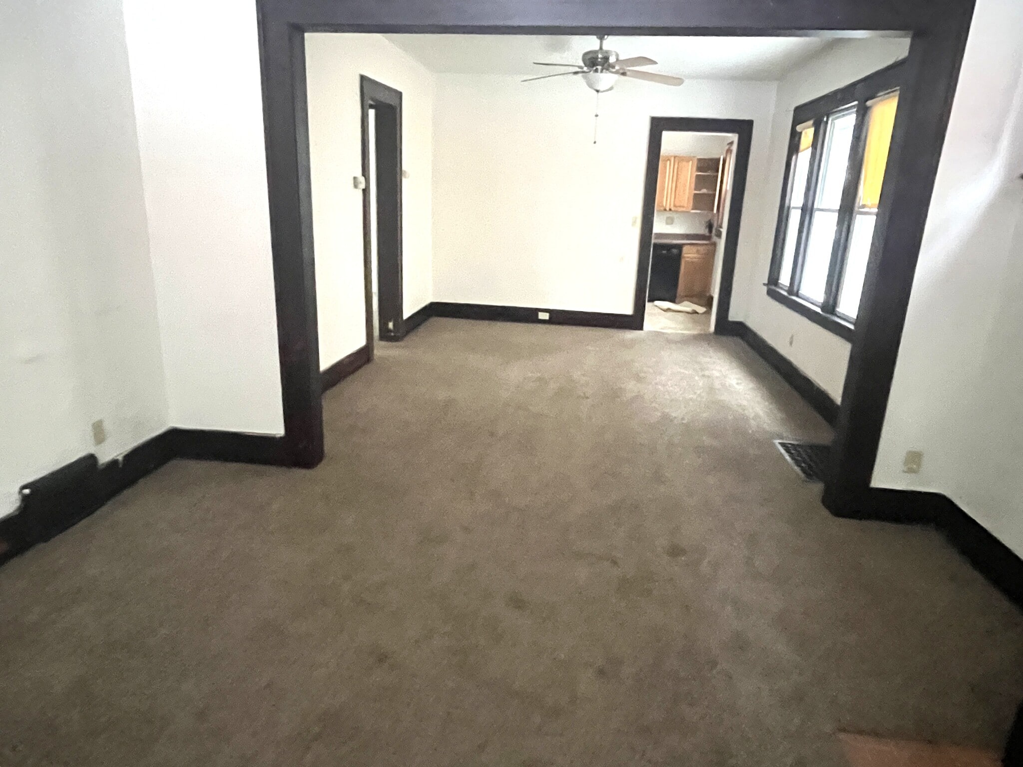 Building Photo - 1318 W 11th St