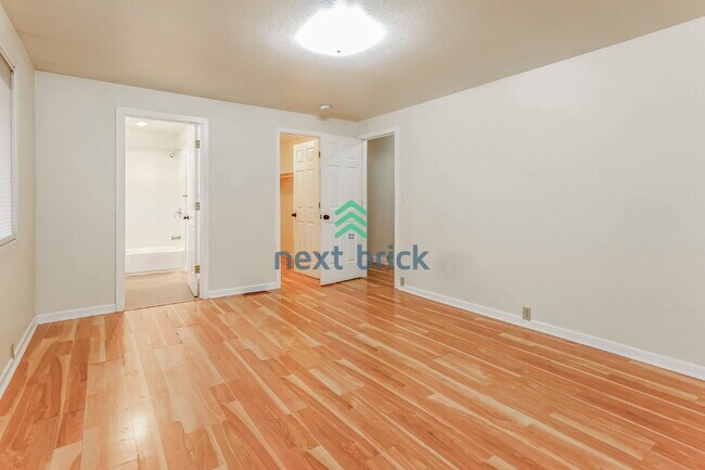 Building Photo - Stunning cul-de-sac residence near Odle Middle School and Bellevue Aquatic Center!