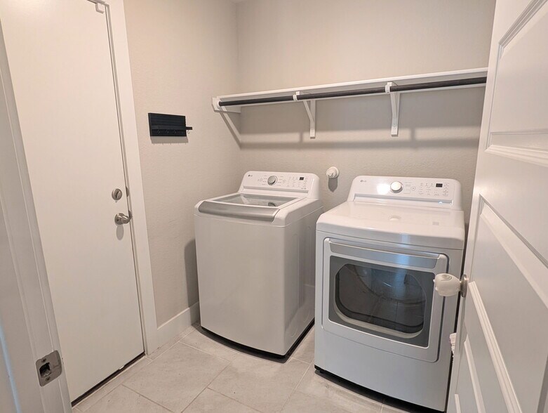 Building Photo - 5627 Jewel Curv