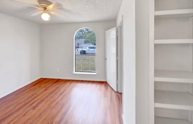 Building Photo - 2094 Ridgewood Cir