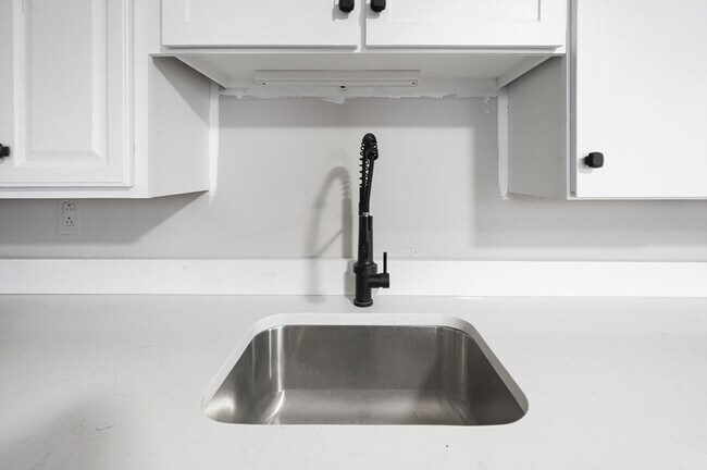 Building Photo - 168 Lunenburg St