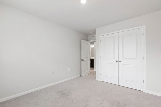 Building Photo - Bright & Beautiful! Modern 3-Bedroom Townh...
