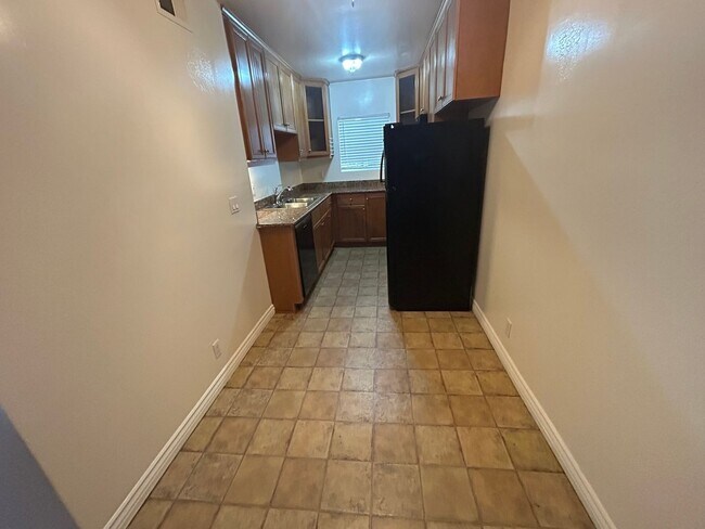Building Photo - Spacious upper unit ready for immediate mo...