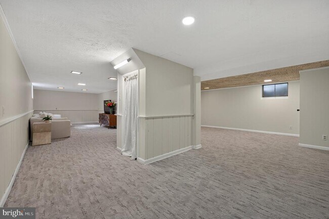 Building Photo - 6206 Hillview Ave
