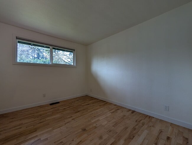 Building Photo - updated 4bed/2bath duplex near Oakway Rd