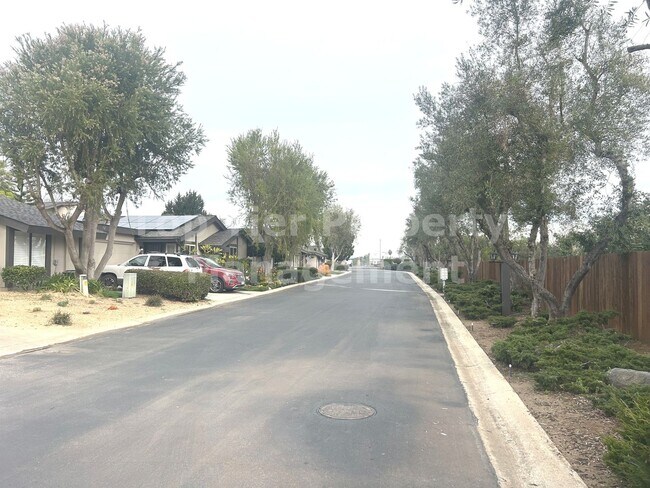 Building Photo - ***FULLY RENOVATED 2 bed / 2 bath / 1,120 sqft Home in 55+ Nob Hill Community - Available NOW***