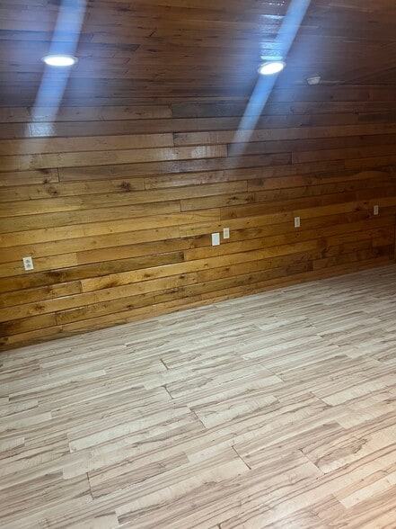 Building Photo - 1574 Armstrong Rd