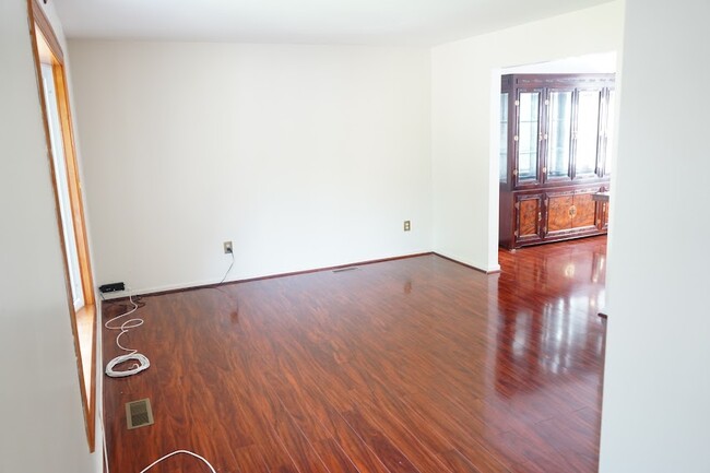 Formal Living Room - 817 Falcon Dr