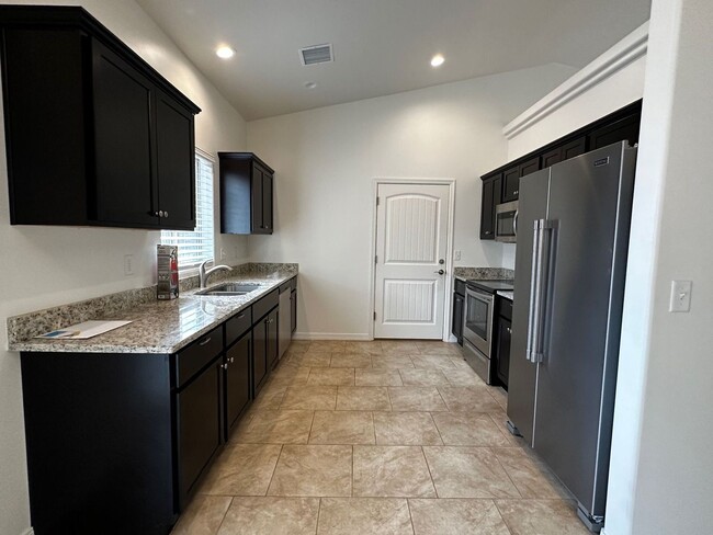 Building Photo - Great 3 Bedroom Home near Hualapai School!