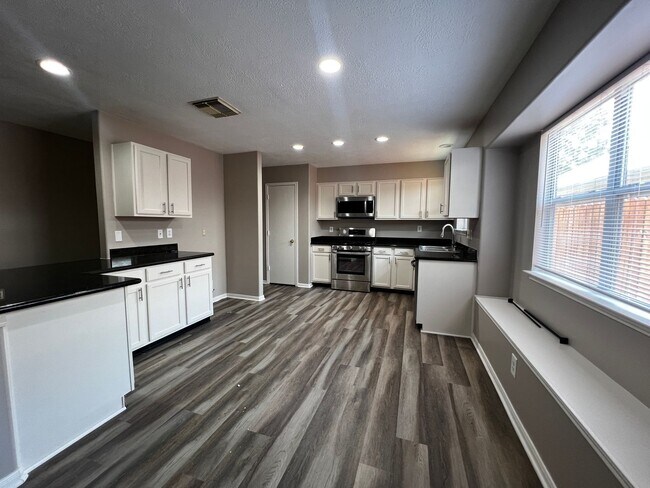 Building Photo - For Lease | 3 Bed, 2 Bath | 1,924 Sq Ft | ...
