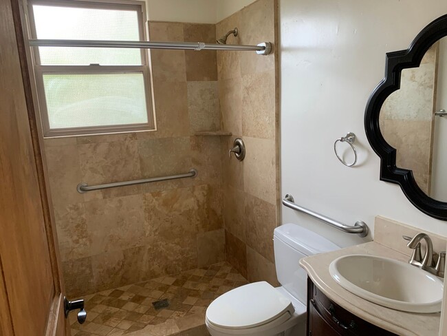 Building Photo - Gorgeous 3 Bed / 2 Bath Duplex in the Vill...