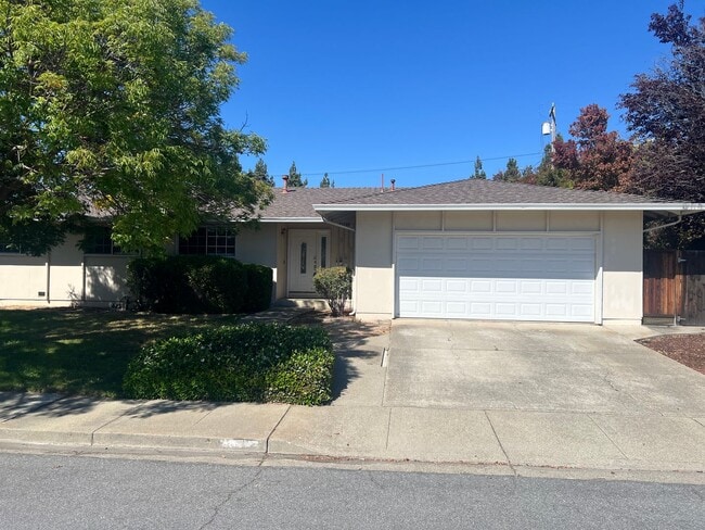 Primary Photo - Spacious 4 bed 2 bath home in Fremont. Exc...