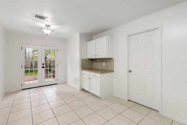 Building Photo - 10 Rockridge Ct