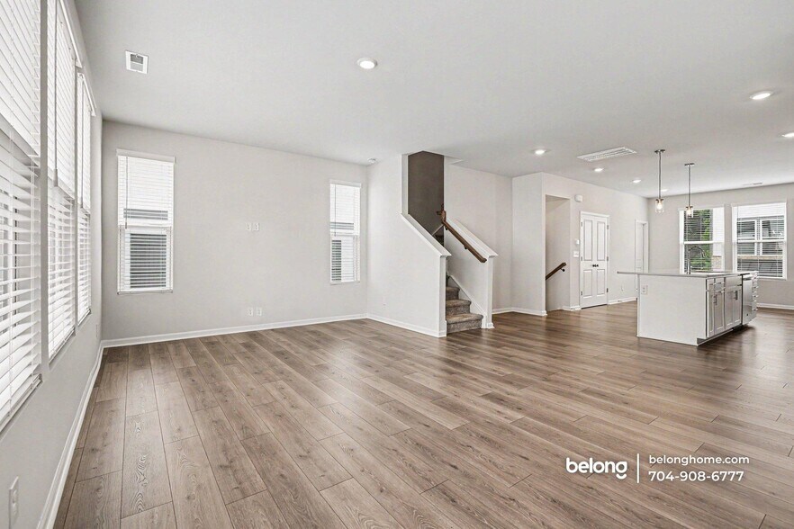 Building Photo - 1424 Blanche St