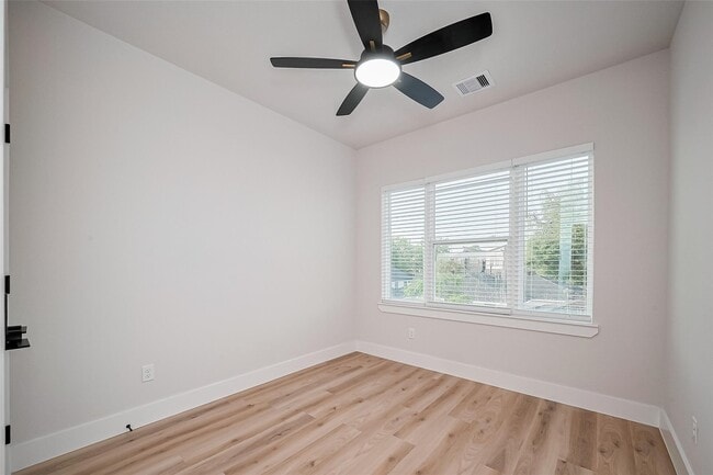 Building Photo - 3542 Mt Pleasant St