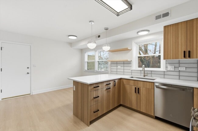 Building Photo - 5915 N Milwaukee Ave