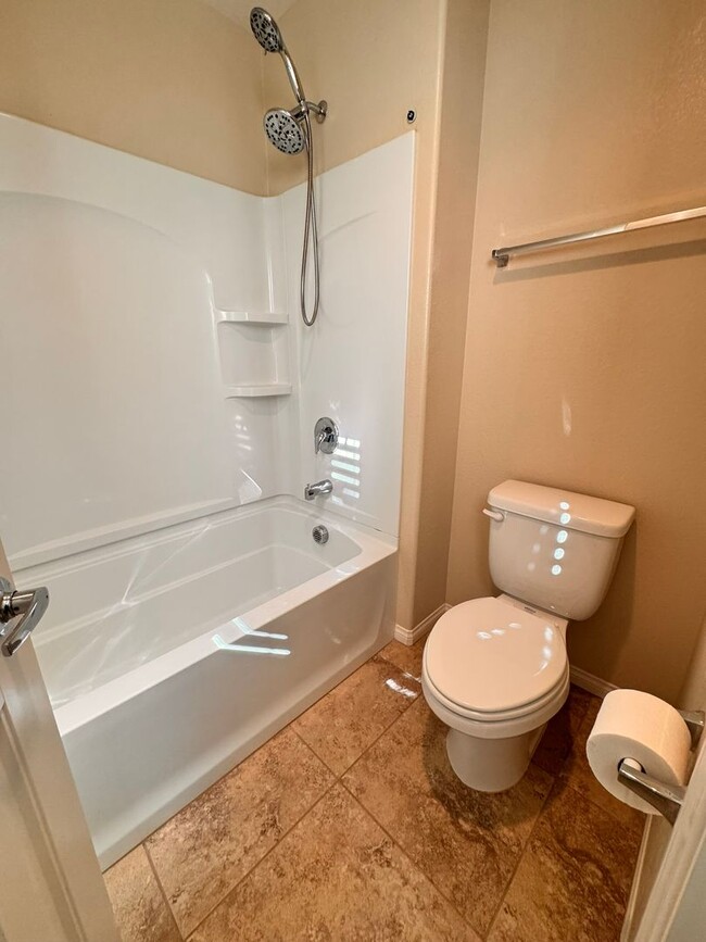 Building Photo - Beautifu 2 Story 4 bedrooms 2.5 baths located in Mountain Edge Southwest