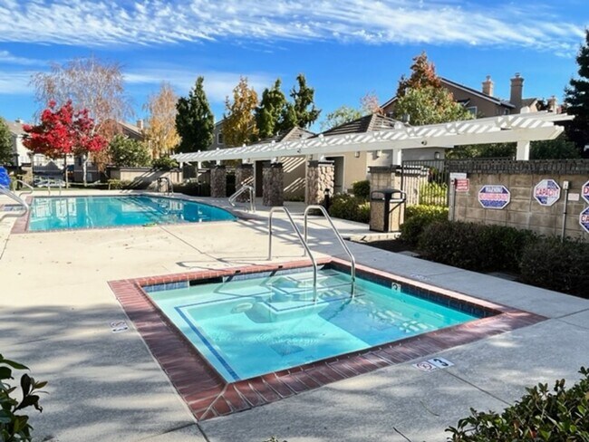 Building Photo - 401 Skylark Ct