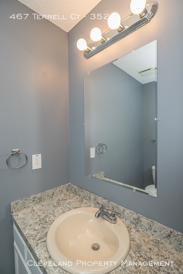 Building Photo - 2 Bedroom Richmond Hts Condo